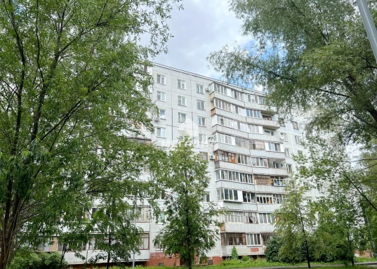Удачное месторасположение дома: вторая линия от дороги, квартира в середине дома, не угловая.<br />Одна из лучших локаций в Ново-Савиновском районе!<br /><br /><strong><em>О квартире:</em></strong><br />- косметический ремонт в светлых тонах <br />- 2 комнаты площадью 17.2, 12.4<br />- функциональная кухня площадью 8.4<br />- пластиковые окна<br />- новые биметаллические трубы и радиаторы, стояки поменяны<br />- на полу ламинат<br />- ванная и сан.узел в кафеле<br />- застекленный балкон, обшитый деревом<br />- остается кухонный гарнитур и встроенные шкафы-купе в прихожей<br />- кондиционер<br /><br /><em><strong>О доме:</strong></em><br />- чистый подъезд<br />- вторая линия от дороги<br />- произведен ремонт дорог и благоустройство дворовой территории<br />- детская площадка<br /><br /><em><strong>Об инфраструктуре:</strong></em><br />- рядом остановки общественного транспорта, почта, поликлиника, 7 гор.больница<br />- во дворе детские сады и школы №132 и №103,<br />- в шаговой доступности множество магазинов: Спар, Пятерочка, Магнит; фитнес-клуб Акимбо<br />- через дорогу прекрасный парк Малое Чайковое озеро<br /><br /><em><strong>О документах:</strong></em><br />- в собственности более 5 лет<br />- проходит по ипотеке<br /><br />Рядом находятся улицы Ямашева, Чуйкова, Лаврентьева, Адоратского, Мусина, Меридианная, Абсалямова, Чистопольская, Гаврилова.<br />​​​​​​​<br />Звоните, покажем в удобное для Вас время!<br /><br /><strong>С уважением, ваш гид в мире недвижимости, Ольга Валиуллина.<br />АН «МЕГАЛИТ» основано в 2004 году.