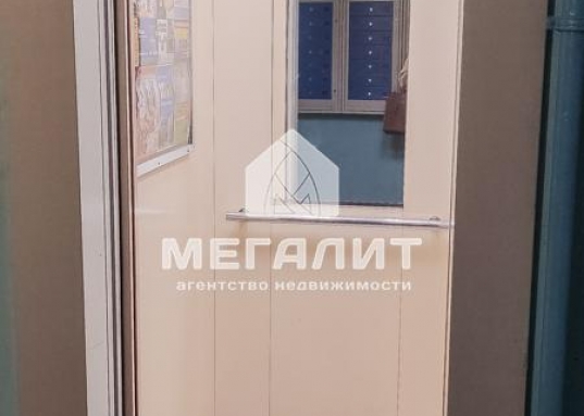 В квартире имеется: кондиционер, стиральная машина, холодильник, микроволновая печь, встроенный в раковину фильтр для воды, посуда, вся необходимая мебель.<br /><br />Аренда 30 000 рублей в месяц + коммунальные услуги.