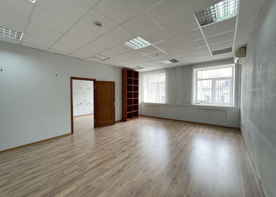 Выполнен классический офисный ремонт, установлены 2 кондиционера.