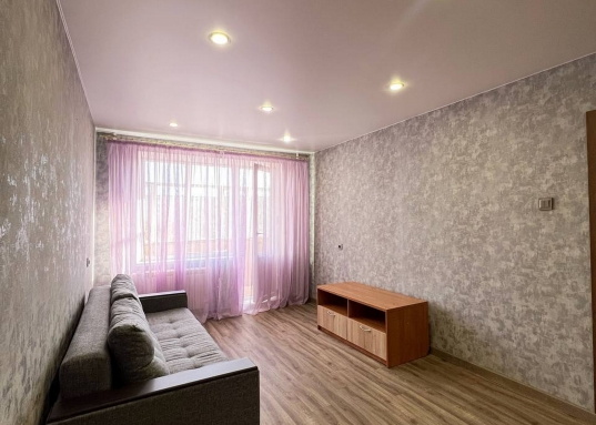 Удачное месторасположение дома: вторая линия от дороги, квартира в середине дома, не угловая.<br />Одна из лучших локаций в Ново-Савиновском районе!<br /><br /><strong><em>О квартире:</em></strong><br />- хороший ремонт в нейтральных тонах <br />- комната площадью 17.1<br />- функциональная кухня площадью 7,4<br />- пластиковые окна<br />- новые биметаллические трубы и радиаторы, стояки поменяны<br />- застекленный балкон, обшитый деревом<br />- остается кухонный гарнитур,холодильник, диван, шкаф в прихожей<br /><br /><em><strong>О доме:</strong></em><br />- чистый подъезд<br />- вторая линия от дороги<br />- произведен ремонт дорог и благоустройство дворовой территории<br />- детская площадка<br />- рядом озеро и сквер для прогулок<br /><br /><em><strong>Об инфраструктуре:</strong></em><br />- рядом остановки общественного транспорта, почта, поликлиника, 7 гор.больница<br />- во дворе детские сады и лицей №170<br />- в шаговой доступности множество магазинов: ТЦ Парк Хаус, Пятерочка, Магнит; фитнес-клуб Планета Фитнес<br />- в шаговой доступности парк Победы<br /><br /><em><strong>О документах:</strong></em><br />- один взрослый собственник, вся сумма в договоре<br />- проходит по ипотеке<br /><br />Рядом находятся улицы Ямашева, Амирхана, Лаврентьева, Адоратского, Мусина, Короленко, Бондаренко, Голубятникова.<br />Звоните, покажем в удобное для Вас время!<br /><br /><strong>С уважением, ваш гид в мире недвижимости, Ольга Валиуллина.<br />АН «МЕГАЛИТ» основано в 2004 году.