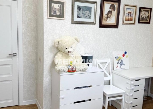 Кухня-гостиная: кухонный гарнитур со встроенной техникой: посудомоечная машина, духовой шкаф, вытяжка, электрическая варочная поверхность, холодильник, кондиционер.