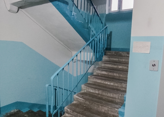 Есть 2 дивана, 2 рабочих места.