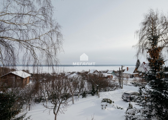 Организован спуск на воду для катера.<br />В 100 метрах от дома благоустроен родник с вкуснейшей водой, сразу за которым можно прогуляться по лесу.<br /><br /><br /><span style="text-decoration:underline;"><strong>Юридические аспекты:</strong></span><br /><br />Единственный собственник, без залогов и обременений.<br />Все документ готовы для сделки, а дом - для новоселья!<br />​​​​​​​Возможен обмен, торг.<br /><br />​​​​​<br /><br /><em>Приобретая этот дом, Вы приобретаете не просто стены - Вы получаете стиль жизни, наполненный умиротворением, гармонией и счастливым временем, проведенным с близкими людьми.</em><br /><br />Рядом находятся: Верхний Услон, Нижний Услон, Ключищи, Печищи, Моркваши, Октябрьский, Никольское<br /><br /><p><strong>С уважением, ваш гид в мире недвижимости, Шахимарданова Гузель.</strong></p><p><strong>АН «МЕГАЛИТ» основано в 2004 году.