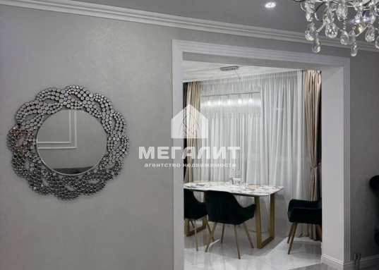 Кухня: кухонный гарнитур со встроенной техникой: холодильник, посудомоечная машина, микроволновая печь, духовой шкаф, вытяжка, индукционная варочная поверхность.