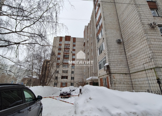 Лицей 131, Гимназия 96, Школа 18, КАИ, КФУ, КХТИ, КГАСУ, поликлиники, больницы.<br />- ТЦ Kazan Mall, ТРЦ Корстон, ТРЦ Кольцо, Парк Горького, скейт-парк Парк Урам, детский спортивный парк "Елмай" а также театры, музеи, магазины, кофейни, пекарни, атмосферные парки и скверы.<br /><br /><strong>Отличная транспортная развязка</strong>, остановки общественного транспорта в 3-х минутах, метро "Суконная слобода" 15 минут ходьбы пешком.<br /><br />Рядом улицы: Хади Атласи, Чехова, Вишневского, Лейтенанта Шмидта, Достоевского, Карла Маркса, Николая Ершова, Нурсултана Назарбаева, Калинина.<br /><br />Один взрослый собственник, вся сумма в договоре ЗВОНИТЕ!