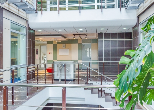 На уровне второго этажа размещается зона рекреации с зимним садом. Верх атриума венчает стеклянный «купол», установленный на крыше здания.<br /><br />• Внутренняя отделка выполнена по европейскому дизайнерскому проекту с использованием материалов премиум-класса.