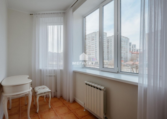 А отсутствие пробок в этом направлении является весомым преимуществом (10 мин до центра Казани). <br />Эко парк "Харовое озеро" прямо у дома - живописный уголок природы в самом сердце Казани.