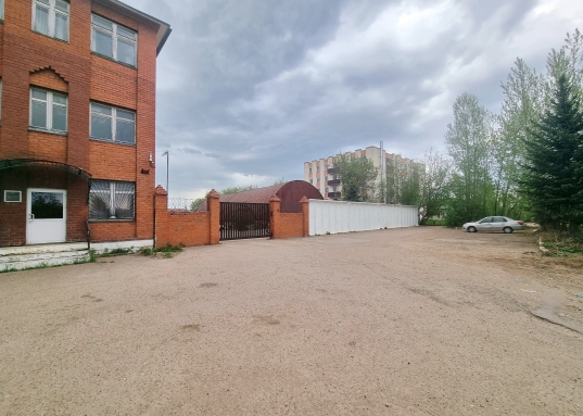 Объект расположен в Приволжском районе по ул. 2-я Гаражная д. 3.<br />Производственное помещение с возможностью использования под теплые склады, площадью 70 кв.м. <br />​​​​​​​Высокие потолки 4 м.<br />Территория базы заасфальтирована.<br />Отопление (зима 80 руб/кв.м.).<br />Вывоз мусора 12 руб/кв.м.<br />Электричество по счетчику.