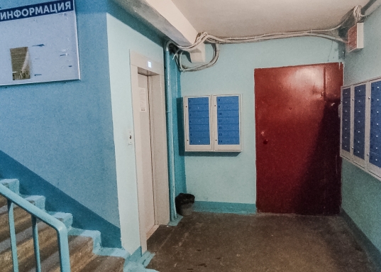 Квартира поделена на 2 зоны.