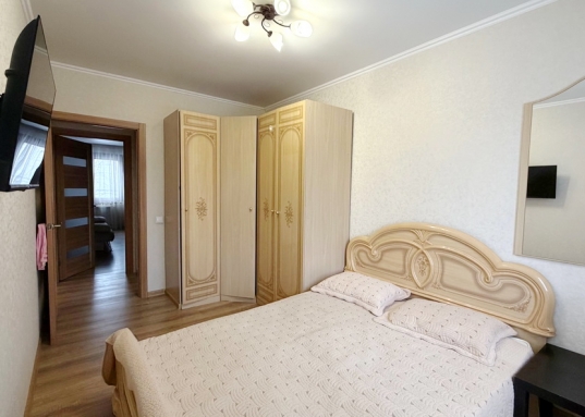 Адрес: ул. Ибрагимова пр-кт, дом 81, Количество комнат: 3, Общая площадь: 59.6 м<sup>2</sup>, Жилая площадь: 42 м<sup>2</sup>, Площадь кухни: 6 м<sup>2</sup>, Этаж: 4/5, Тип дома: Панельный, Район: Ново-Савиновский