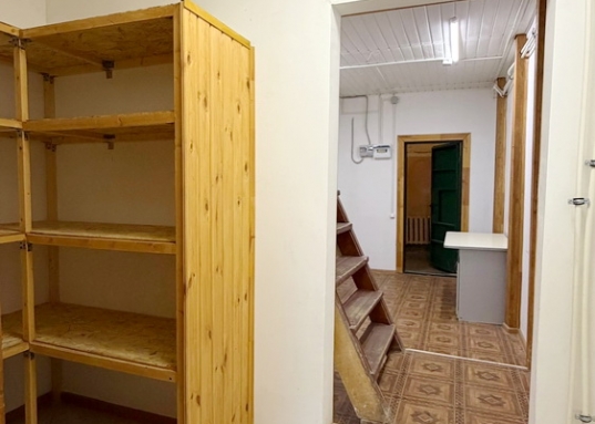 Площадь 35 кв.м.,  Стоимость аренды за 1 кв.м. площади 400 руб/месяц.+ коммунальные услуги.