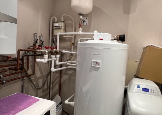 Квартира с качественным ремонтом с продуманной системой освещения, создающей теплую и уютную атмосферу.