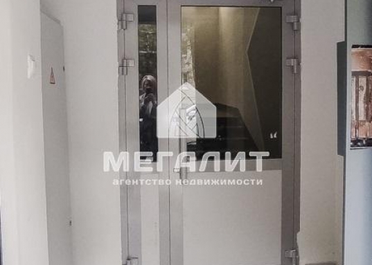 Предлагаем купить 2-х комнатную квартиру в центре Московского района по ул. Восстания д. 87.<br /><span style="text-decoration:underline;"><em><strong>О преимуществах квартиры:</strong></em></span><br />- не угловая и не торцевая, теплая и светлая<br />- окна выходят во двор<br />- общая площадь квартиры 43 кв.м, без лоджии 42,4 кв.м<br />- изолированная спальня 12,9 кв.м, гостиная 16,5 кв.м с выходом на застекленный балкон<br />- кухня правильной формы 5,7 кв.м соединена с гостиной<br />- удобный санузел с душевой кабиной<br />- в прихожей имеется встроенная гардеробная<br />- остается кухонный гарнитур, мебель и техника по договоренности<br />- перепланировка в квартире узаконена<br /><br /><span style="text-decoration:underline;"><em><strong>О доме и инфраструктуре:</strong></em></span><br />- кирпичный дом с отремонтированными чистыми подъездами<br />- рядом множество школ и детских садов<br />- остановка автобуса в 3-х минутах ходьбы<br />- до метро 20 минут пешком<br />- в шаговой доступности ТЦ «Моки», супермаркет «Перекресток», магазины, аптеки и вся необходимая инфраструктура<br />- рядом расположен парк им. Урицкого, сквер «Васильченко» для прогулок с детьми и семьей<br />- удобная транспортная развязка<br /><br /><span style="text-decoration:underline;"><em><strong>О документах:</strong></em></span><br />- 1 взрослый собственник<br />- без занижений и обременений<br />- проходит по ипотеке<br /><br />Рядом расположены улицы: Декабристов, Ибрагимова, Кулахметова, Шамиля Усманова, Горьковское шоссе, Баруди, Восход.<br /><strong>Звоните, покажем в удобное для Вас время.<br /><br />С уважением, ваш гид в мире недвижимости, Эльмира Шайдуллина.<br />АН «МЕГАЛИТ» основано в 2004 году.