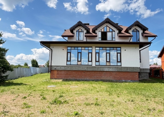 Первый этаж занимают просторная кухня-гостиная 81,1 кв.м.с видовыми  витражными окнами с панорамным видом на лес и озеро.