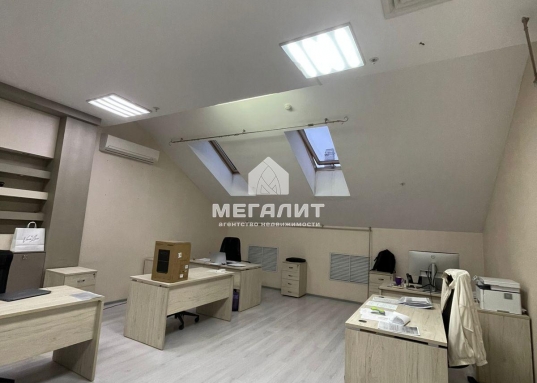 <p><strong>Предлагается к продаже офисное помещение площадью 50,2 м² в современном офисном центре в самом сердце Казани!</strong></p><p>Адрес: ул. Пушкина, 52, 4-й этаж (мансарда).</p><p><strong>Преимущества:</strong></p><p>- Удобный подъём на лифте </p><p>- Круглосуточный доступ в помещение </p><p>- Качественный ремонт — заезжай и работай! </p><p>- Консьерж обеспечивает безопасность и комфорт <br /></p><p><strong>Расположение</strong> — центр Казани, рядом с такими ключевыми улицами, как Карла Маркса, Большая Красная, Кремлевская, Театральная, Дзержинского и Горького.