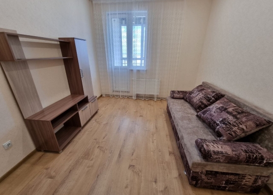 Закрытая территория, во дворе детская и спортивная площадка.