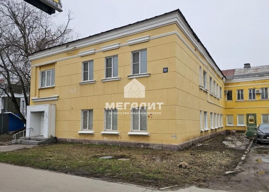 Сдаю в долгосрочную аренду торговое помещение с высоким автомобильным и пешеходным трафиком!<br /><br /><strong>Помещение общей площадью 174.8 кв.м. расположено на границе Московского и Кировского районов по адресу ул. Восстания, д. 92.</strong><br /><br />Помещение находится на 1-ом этаже нежилого здания, возведенного на 1-ой линии одной из самых высокооживленных проезжих частей г. Казани.