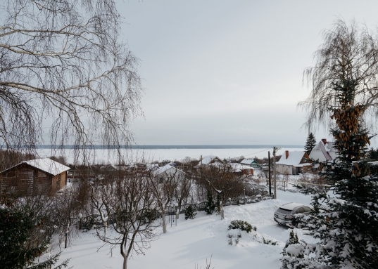 Организован спуск на воду для катера.<br />В 100 метрах от дома благоустроен родник с вкуснейшей водой, сразу за которым можно прогуляться по лесу.<br /><br /><br /><span style="text-decoration:underline;"><strong>Юридические аспекты:</strong></span><br /><br />Единственный собственник, без залогов и обременений.<br />Все документ готовы для сделки, а дом - для новоселья!<br />​​​​​​​Возможен обмен, торг.<br /><br />​​​​​<br /><br /><em>Приобретая этот дом, Вы приобретаете не просто стены - Вы получаете стиль жизни, наполненный умиротворением, гармонией и счастливым временем, проведенным с близкими людьми.</em><br /><br />Рядом находятся: Верхний Услон, Нижний Услон, Ключищи, Печищи, Моркваши, Октябрьский, Никольское<br /><br /><p><strong>С уважением, ваш гид в мире недвижимости, Шахимарданова Гузель.</strong></p><p><strong>АН «МЕГАЛИТ» основано в 2004 году.