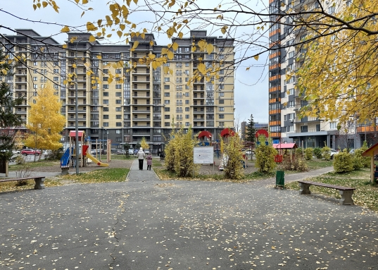 <strong>ПАРК в 3 минутах от дома</strong>, где доступны аллеи для прогулок, дорожки для пробежек, детские активности, в т.ч.