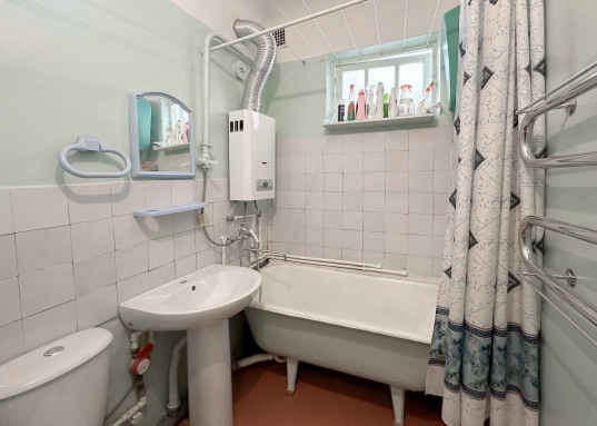 Застекленный балкон.<br />На первое время имеется вся необходимая мебель и техника.<br /><br />Во дворе внушительная наземная парковка, благодаря чему у Вас всегда будет место для автомобиля!<br /><br />Чистая продажа, 1 взрослый собственник, без залогов и обременений.<br />Объект юридически проверен и чист!<br /><br /><strong>Звоните, чтобы узнать подробнее и договориться о просмотре!</strong><br /><br /><br /><em><strong>С уважением, ваш гид в мире недвижимости, Шахимарданова Гузель.</strong></em><br /><br /><em><strong>АН «МЕГАЛИТ» основано в 2004 году.