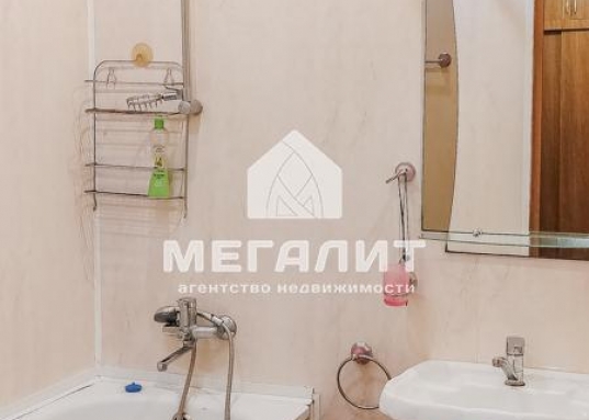 Продается 1-комнатная квартира на 5-ом этаже по ул. Абсалямова д. 28 (Ново-Савиновский район).<br /><br /><strong><em>О преимуществах квартиры:</em></strong><br />- не угловая, вид из окна на бульвар «Белые цветы»<br />- общая площадь квартиры 34,8 кв.м, без лоджии 33,7 кв.м<br />- кухня правильной формы 9,1 кв.м с выходом на застекленную лоджию<br />- совмещенный санузел 3,1 кв.м<br />- в прихожей имеется удобное место для гардеробного шкафа<br />- просторный закрытый тамбур на 3 квартиры<br />- в квартире все остается<br />- ремонт можно сделать по своему вкусу<br /><br /><em><strong>О доме и инфраструктуре:</strong></em><br />- дом с идеально чистым подъездом и новой входной группой<br />- 2001 года постройки<br />- новый лифт<br />- благоустроенный двор с детской площадкой<br />- рядом детские сады и престижные школы<br />- парки и скверы для прогулок и отдыха<br />- до метро «Козья Слобода» 12 минут пешком<br />- до остановок общественного транспорта 5 минут пешком<br />- рядом ТЦ Парк Хаус, Парк Победы, ТЦ Тандем, набережная Казанки, Чаша, Лемана Про, Татнефть арена, РК Ривьера – все в шаговой доступности<br /><br /><em><strong>О документах:</strong></em><br />- 1 взрослый собственник<br />- без занижений и обременений<br />- проходит по ипотеке<br />- чистая продажа<br /><br />Рядом расположены улицы: Чистопольская, Мусина, Меридианная, Четаева, Сибгата Хакима, Ямашева, Амирхана.<br /><strong>Звоните, покажем в удобное для Вас время.</strong><br /><br /><em><strong>С уважением, ваш гид в мире недвижимости, Эльмира Шайдуллина.<br />АН «МЕГАЛИТ» основано в 2004 году.