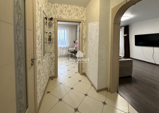 квартиру в ЖК "Светлая долина" - одном из самых востребованных семейных ЖК в Советском районе г. Казани со своей развитой инфраструктурой.<br /><br /><strong>Квартира общей площадью 41,3 м2 расположена на 10 этаже 19-этажного дома полностью готова к комфортному проживанию:</strong><br />- квадратная кухня 9.7 м2 с выходом на застеленную лоджию<br />- комната 17.3 м2 + отдельная гардеробная, благодаря чему в комнате всегда будет порядок<br />- просторный совмещенный санузел с ванной и новым накопительным водонагревателем<br />- по договоренности готовы оставить мебель<br /><br />Современный двор с большой детской площадкой, зоной ворк аута, футбольной и баскетбольной площадкой. <br /><br /><strong>Приобретая эту квартиру Вы получаете больше, чем стены, а именно:</strong><br /><br />1.