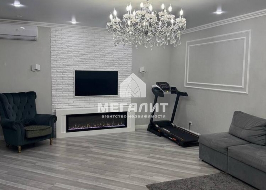 Современный качественный ремонт со стильными элементами декора в светлых тонах выполнен по индивидуальному дизайнерскому проекту.