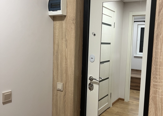 Полностью оборудована для комфортного отдыха за городом.
* Парковка и въезд: Установлены откатные ворота.