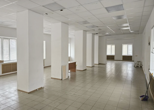 Сдаю в долгосрочную аренду торговое помещение с высоким автомобильным и пешеходным трафиком!<br /><br /><strong>Помещение общей площадью 174.8 кв.м. расположено на границе Московского и Кировского районов по адресу ул. Восстания, д. 92.</strong><br /><br />Помещение находится на 1-ом этаже нежилого здания, возведенного на 1-ой линии одной из самых высокооживленных проезжих частей г. Казани.