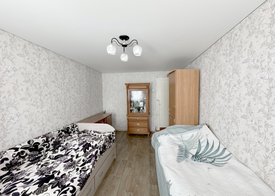 В поселке есть школа и детский сад, озера, выход к Волге с пляжем, конный комплекс.