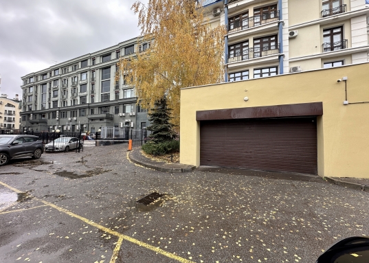 Это не просто жильё, а заявление о статусе: дом расположен в шаговой доступности от здания Госсовета РТ и Кабинета Министров.</p><h4>Ключевые характеристики</h4><ul><li><p><strong>Площадь:</strong> 153.3 м².</p></li><li><p><strong>Этаж:</strong> 4‑й.</p></li><li><p><strong>Год постройки дома:</strong> 2004.</p></li><li><p><strong>Высота потолков:</strong> 3 метра.</p></li><li><p><strong>Особенности планировки: </strong>просторная кухня, столовая-гостиная с французским балконом, рабочий кабинет с панорамными окнами, мастер-спальня с собственным санузлом, гардеробной и лоджией, гостевой санузел при входе.</p></li><li><p><strong>Камерность:</strong> всего 2 квартиры на лестничной площадке — гарантия приватности и спокойствия.</p></li><li><p><strong>Стоимость:</strong> 63 млн рублей (включая парковочное место в подземном паркинге).</p></li></ul><h4>Безупречная отделка и премиальная мебель</h4><p>Квартира ждёт своих хозяев: ремонт выполнен в 2009 году, в ней <strong>никто не жил</strong>.