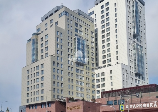 В квартире остается дизайнерская мебель и бытовая техника.