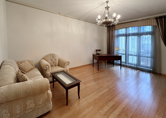 Это не просто жильё, а заявление о статусе: дом расположен в шаговой доступности от здания Госсовета РТ и Кабинета Министров.</p><h4>Ключевые характеристики</h4><ul><li><p><strong>Площадь:</strong> 153.3 м².</p></li><li><p><strong>Этаж:</strong> 4‑й.</p></li><li><p><strong>Год постройки дома:</strong> 2004.</p></li><li><p><strong>Высота потолков:</strong> 3 метра.</p></li><li><p><strong>Особенности планировки: </strong>просторная кухня, столовая-гостиная с французским балконом, рабочий кабинет с панорамными окнами, мастер-спальня с собственным санузлом, гардеробной и лоджией, гостевой санузел при входе.</p></li><li><p><strong>Камерность:</strong> всего 2 квартиры на лестничной площадке — гарантия приватности и спокойствия.</p></li><li><p><strong>Стоимость:</strong> 63 млн рублей (включая парковочное место в подземном паркинге).</p></li></ul><h4>Безупречная отделка и премиальная мебель</h4><p>Квартира ждёт своих хозяев: ремонт выполнен в 2009 году, в ней <strong>никто не жил</strong>.