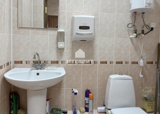 Выполнен классический офисный ремонт, установлены 2 кондиционера.