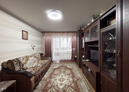 В доме два лифта, чистый подъезд. Двор большой, ухоженный, новая детская площадка.