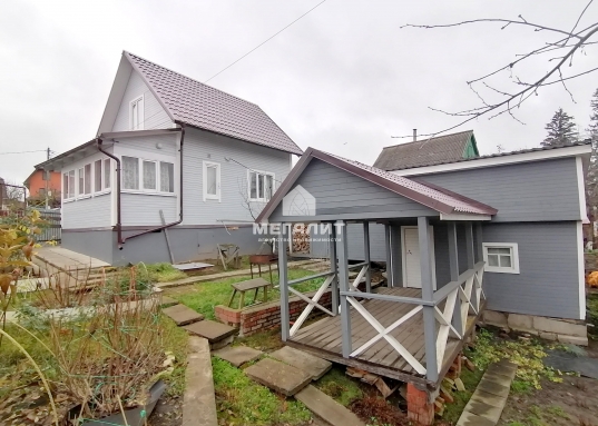 Рядом магазины, школа, детский сад, мечеть.