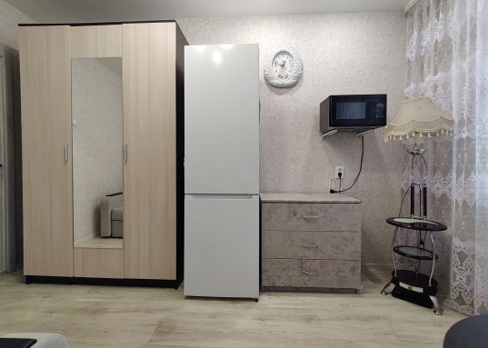 В коридоре есть свое приспособленное место под хозяйственную зону.<br />Ипотека или материнский капитал – это прекрасные варианты для приобретения данного жилья.<br /><br />Рядом с домом расположены все необходимые объекты инфраструктуры: остановки общественного транспорта, магазины, пвз, детский сады №40 комбинированного вида, гимназия №175, МАКДОНАЛДС в непосредственной близости, поликлиники, площадка для выгула собак, парк для совместных прогулок Акташ, спортивный комплекс Мирас и другие учреждения.