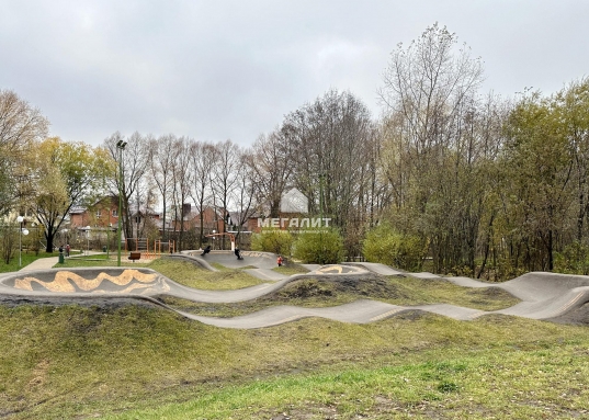 памп-трек, пользующийся популярностью у детей и подростков, спортивные зоны, место для барбекю, специализированная площадка для выгула четвероногих членов семьи!<br /><br />2.