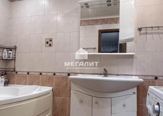 В двух минутах ходьбы остановки общественного транспорта, продуктовые магазины, аптеки и другие объекты инфраструктуры, которые так необходимы в нашей жизни.