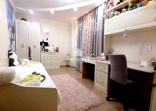 </strong><br />       <br />       Квартира расположена на четвертом этаже девятиэтажного кирпичного дома.