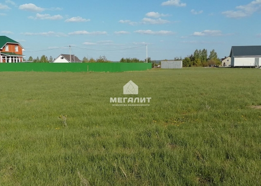 Газ и электричество на границе участка</strong>.<br />До города 28 км. С Казанью соединяет <strong>качественная асфальтная дорога</strong>, как с Оренбургского тракта через деревню Обухово (Сокуры), так и через Мамадышский тракт - село Арышхазда (Кулаево).<br />Вода и газ централизованы, необходимо заведение и подключение.