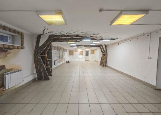 <em><strong>Снять в аренду помещение свободного назначения в Вахитовском районе г.Казани.</strong></em><br /> <br />​​​​​​​Ищете идеальное место для развития своего дела?<br />Мы предлагаем аренду светлое и просторное помещение, общей площадью 200 квадратных метров, расположенного на цокольном этаже 3х этажного здания. <br /><br /><strong>✅</strong> <strong>Высота потолков - 3 метра</strong> – здесь дышится свободно и приятно работать, так же интерьер выглядит более открытым и воздушным.<br /><strong>✅</strong> <strong>Автономное отопление</strong> позволит поддерживать оптимальную температуру круглый год.<br /><strong>✅</strong> <strong>Планировка</strong>:<br />Пространство уже разделено на зоны: есть <strong>зона ресепшн</strong>, два удобных кабинета размером <strong>85 кв.м. и 51 кв.м</strong>., а также дополнительное помещение площадью <strong>16 кв.м</strong>.