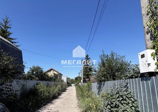 Добраться можно на автобусе.<br /><br /><strong><em><span style="text-decoration:underline;">Характеристики дачного участка:</span></em></strong><br /><br />- площадь участка 3 сотки с плодоносящим садом<br />- имеется небольшой дощатый дом площадью 39 кв.м. со спальными  комнатами  и зоной кухни, беседка во дворе<br />- своя скважина на участке, электричество в снт круглый год<br />- есть уличный туалет, небольшой сарай<br />- действующая добротная баня<br />- со стороны улицы имеется заезд для машины, участок огорожен сеткой рабица<br />- аллея тупиковая, зимой чистится<br />- ожидается газификация в снт<br />- соседи живут круглогодично<br /><br /><strong><em><span style="text-decoration:underline;">Месторасположение:</span></em></strong><br /><br />- в шаговой доступности берег реки с многообразием рыб<br />- в черте зеленного массива<br />- удобное транспортное сообщение, два заезда как, со стороны  трассы М7 на личном авто, так и со стороны поселка Дербышки  до снт на автобусе.<br />- рядом на въезде  магазин «Светофор» и «Находка»<br /><br />Документы готовы, 1 взрослый собственник.