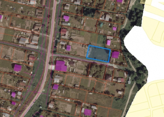 Благодаря расположению этого участка в живописном месте, у вас всегда будет возможность наслаждаться красотой природы и проводить время на свежем воздухе.