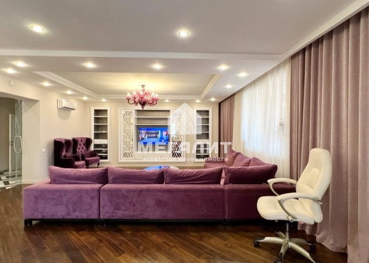 Адрес: ул. Зои Космодемьянской, дом 17, Количество комнат: 4, Общая площадь: 219.5 м<sup>2</sup>, Жилая площадь: 105 м<sup>2</sup>, Площадь кухни: 20 м<sup>2</sup>, Этаж: 2/6, Тип дома: Кирпичный, Район: Вахитовский