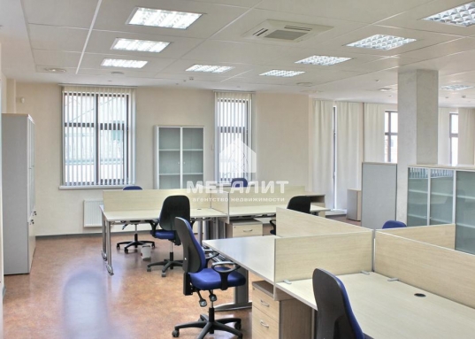 Транспортная доступность и удобные подъезды с улиц Островского, Петербургская и Тихомирнова.<br /><br />• Продуманные объемно-планировочные решения внутреннего пространства, начиная от входных групп, атриума, собственно офисов, занимающих три этажа, и заканчивая техническими помещениями, гардеробами и хозяйственными помещениями.<br /><br />• Атриум с декоративной подсветкой, основание которого находится в холле первого этажа.