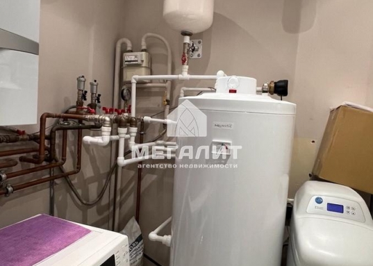 Квартира с качественным ремонтом с продуманной системой освещения, создающей теплую и уютную атмосферу.