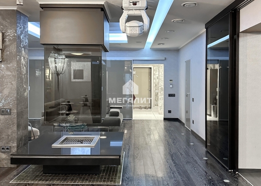 Есть 2 действующих дровяных камина. <br /><br />Квартира с качественным премиальным ремонтом, выполненным по проекту и под авторским надзором Максима Белова (архитектор, дизайнер, кандидат искусствоведения)  и эксклюзивной итальянской и немецкой мебелью и техникой Miele (входят в стоимость).