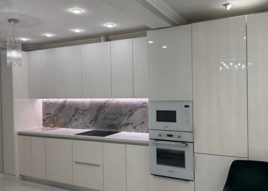 Квартира общей площадью 98 кв.м. расположена на 15 этаже 18-этажного кирпичного дома.