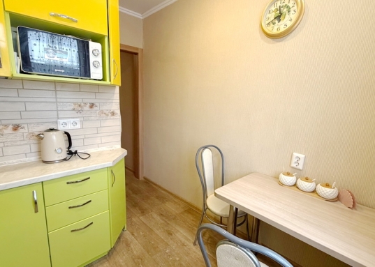 Санузел совмещен в современном кафеле.